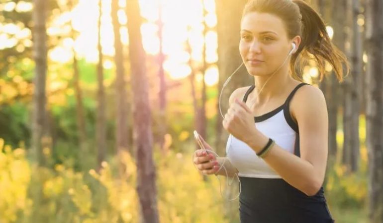 Para obtener los beneficios de la actividad física y evitar las Enfermedades No Transmisibles se puede empezar de a poco, aún realizando actividades suaves como caminatas.