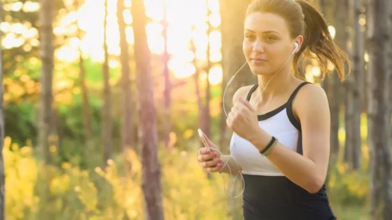 Para obtener los beneficios de la actividad física y evitar las Enfermedades No Transmisibles se puede empezar de a poco, aún realizando actividades suaves como caminatas.