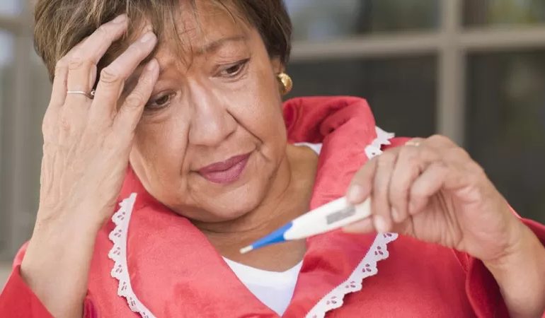 si la persona mayor está normalmente a 36ºC y, en un día determinado pasa a 37,1ºC, esto ya puede representar un estado febril, incluso si el diagnóstico de fiebre solo se da alrededor de los 38ºC en los más jóvenes.