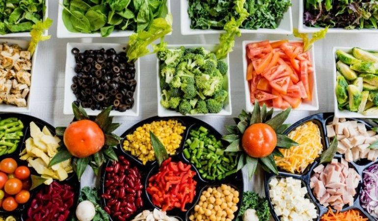 Las vitaminas son nutrientes esenciales para el metabolismo. Necesarias para el crecimiento y para el buen funcionamiento del cuerpo. Las vitaminas tienen funciones muy específicas sobre el organismo y deben estar contenidas en la alimentación.