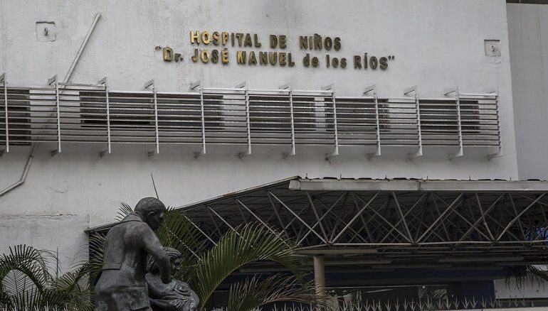 La ONG Prepara Familia y la Academia Nacional de Medicina han solicitado a la Fiscalía de Venezuela que se inicie una investigación para esclarecer el caso de 22 niños diagnosticados con leucemia en el Hospital JM de los Ríos en Caracas.