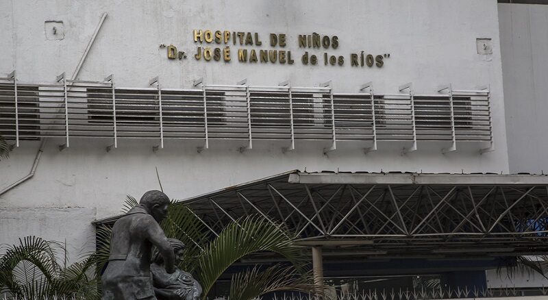 La ONG Prepara Familia y la Academia Nacional de Medicina han solicitado a la Fiscalía de Venezuela que se inicie una investigación para esclarecer el caso de 22 niños diagnosticados con leucemia en el Hospital JM de los Ríos en Caracas.